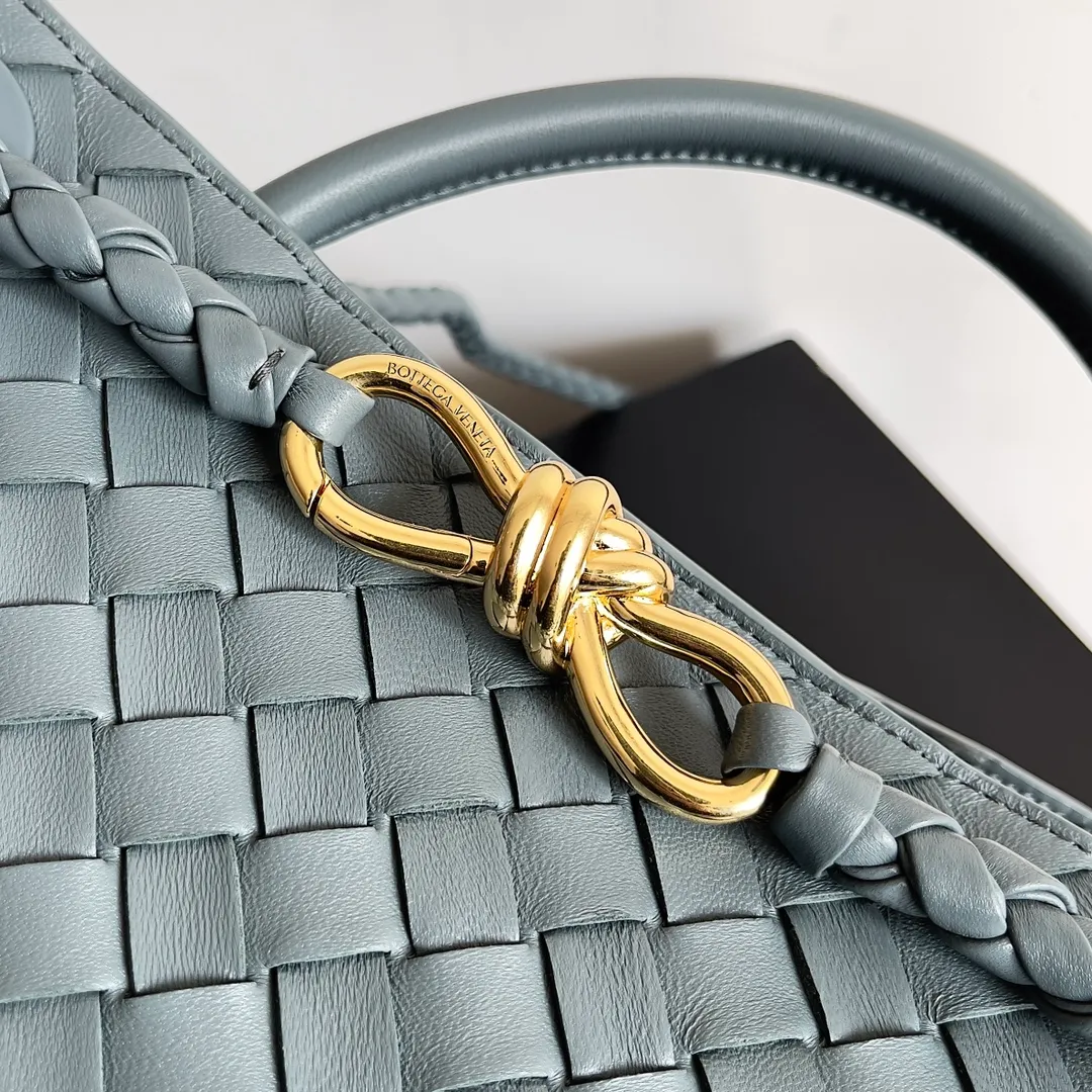 The 2023 new Andiamo batch of 2260 BV has been shipped‼ ️Really popular🔥The new Andiamo woven handbag launched by Bottega Veneta this season is really popular all over the world! ! Celebrities at home and abroad have worn it, and Oscar-winning actress Michelle Yeoh has taken it out on the street. Song Jia, Trai Yara, Yu Feihong, Sanji Ayaka, Rosie Hunting-Whiteley, Yoshioka Riho, etc. have all picked up this bag. It is classic and versatile, showing off its temperament, and the bag capacity is also large, which is very convenient for daily commuting! ! A variety of carrying methods, the shoulder straps can be adjusted by yourself, the original lambskin feels soft and delicate, and the unisex style breaks the gender boundaries and brings a more practical and long-lasting use experience. Andiamo, which has both elegant and casual styles, perfectly interprets the true appearance of "fashionable old money style". Style number: 743572 Size: 32*24*12